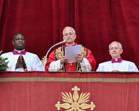 Pope Leo XVI calls for world peace in the 'Urbi et Orbi' blessing; urges political leaders to work for reconciliation
