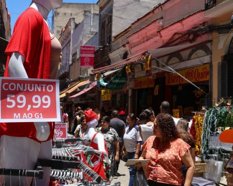 Popular businesses in Rio see intense activity on the eve of Christmas