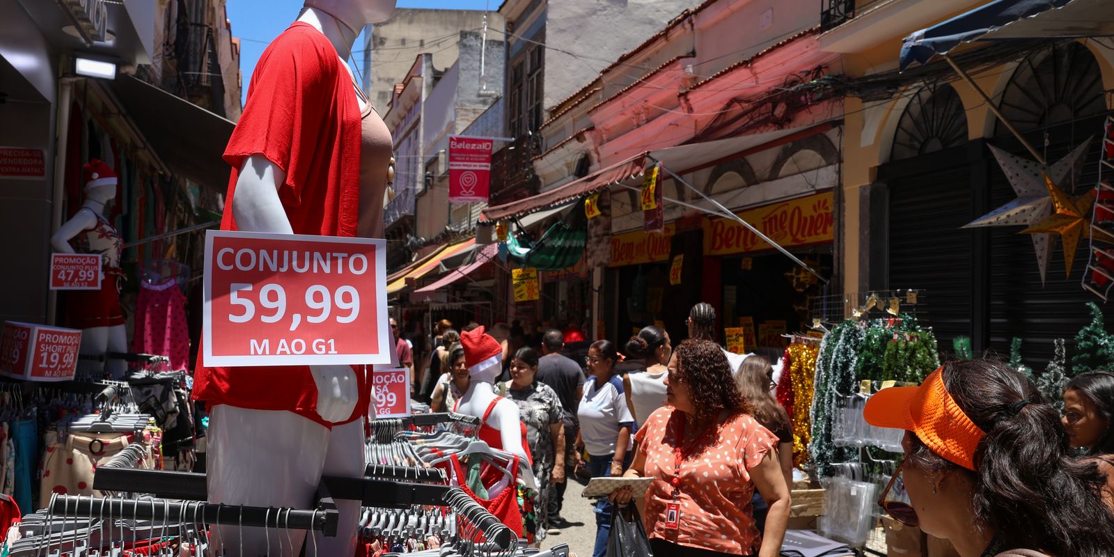 Popular businesses in Rio see intense activity on the eve of Christmas