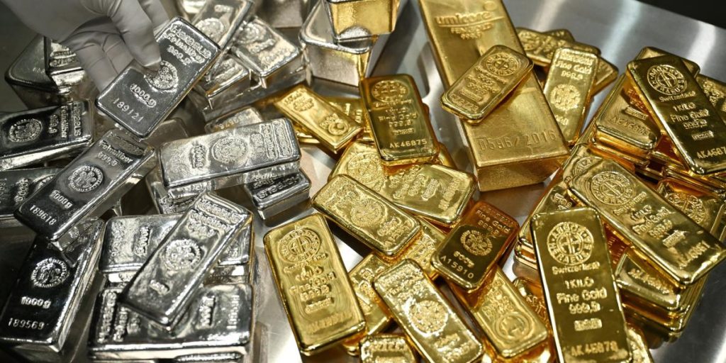 Precious metals open the week with strong increases due to demand for refuge and weakness of the dollar