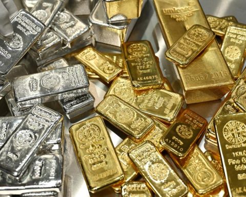 Precious metals open the week with strong increases due to demand for refuge and weakness of the dollar
