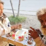 Dos ancianos en situación de calle beneficiados por la iniciativa del bar K5 y el restaurante Casaquinta, en Guanabo