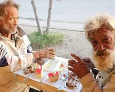 Dos ancianos en situación de calle beneficiados por la iniciativa del bar K5 y el restaurante Casaquinta, en Guanabo