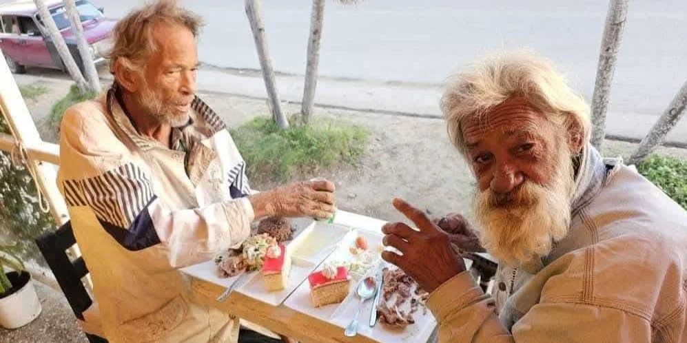 Dos ancianos en situación de calle beneficiados por la iniciativa del bar K5 y el restaurante Casaquinta, en Guanabo