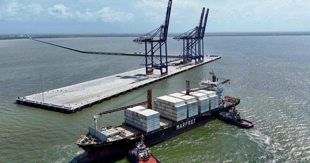Puerto Antioquia receives its first ship and continues testing phase