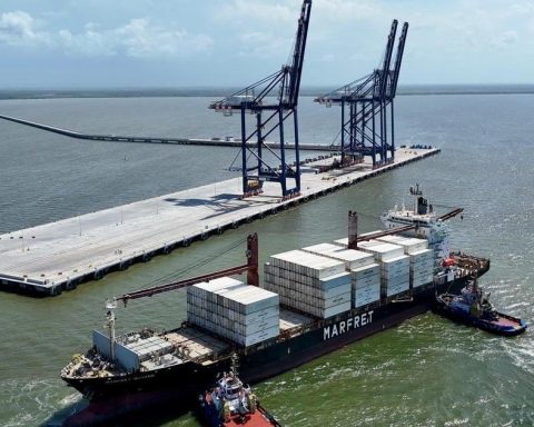 Puerto Antioquia receives its first ship and continues testing phase