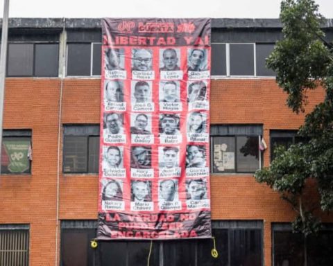 Pancarta periodistas vandalismo comunicadores presos
