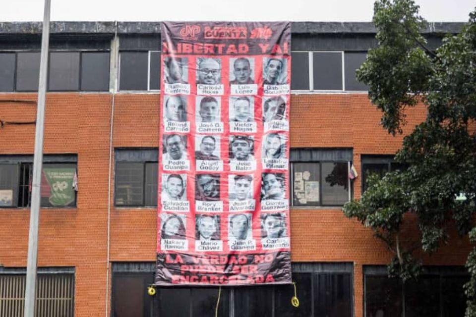 Pancarta periodistas vandalismo comunicadores presos