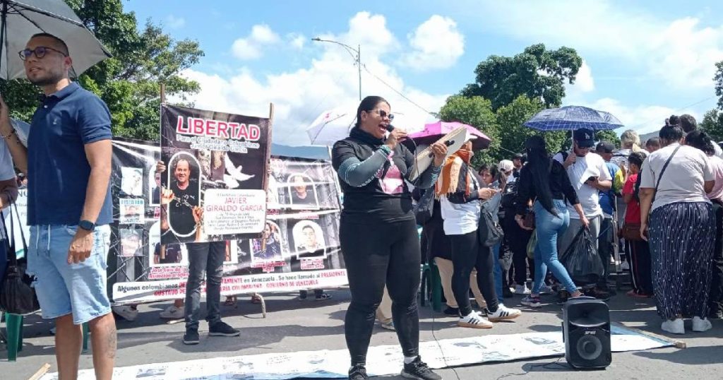 Relatives of Colombians detained by Maduro once again block the border area between Colombia and Venezuela