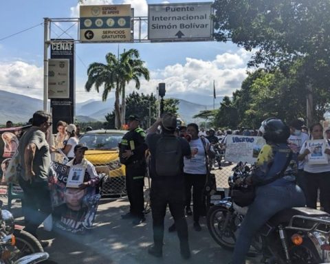 Relatives of Colombians imprisoned in Venezuela protest on the Simón Bolívar Bridge