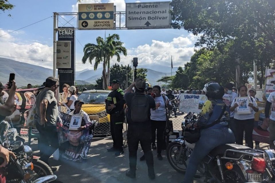 Relatives of Colombians imprisoned in Venezuela protest on the Simón Bolívar Bridge