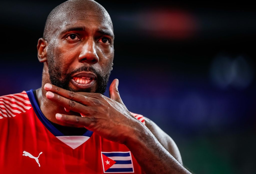 Robertlandy Simón headed to the operating room and with an uncertain future