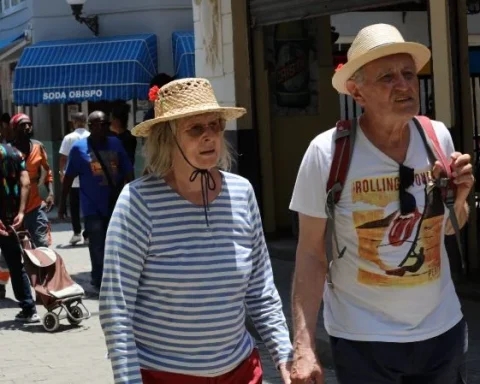 Una pareja de turistas en La Habana, en 2023