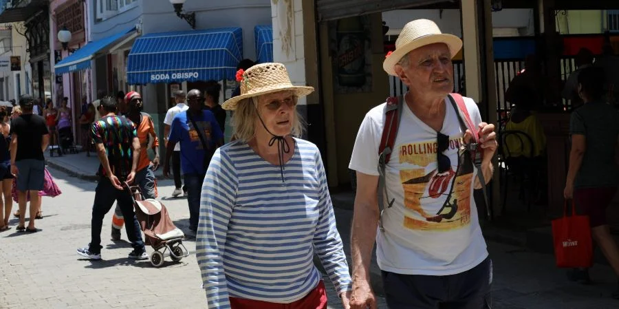 Una pareja de turistas en La Habana, en 2023