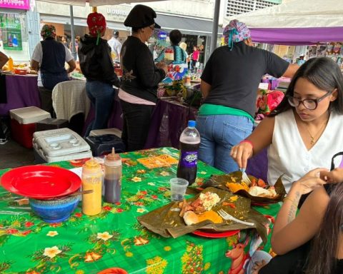 Sales of hallacas and Christmas dishes have been weak due to the crisis, merchants admit