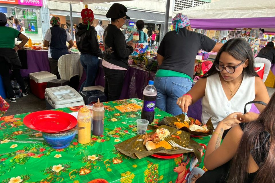 Sales of hallacas and Christmas dishes have been weak due to the crisis, merchants admit