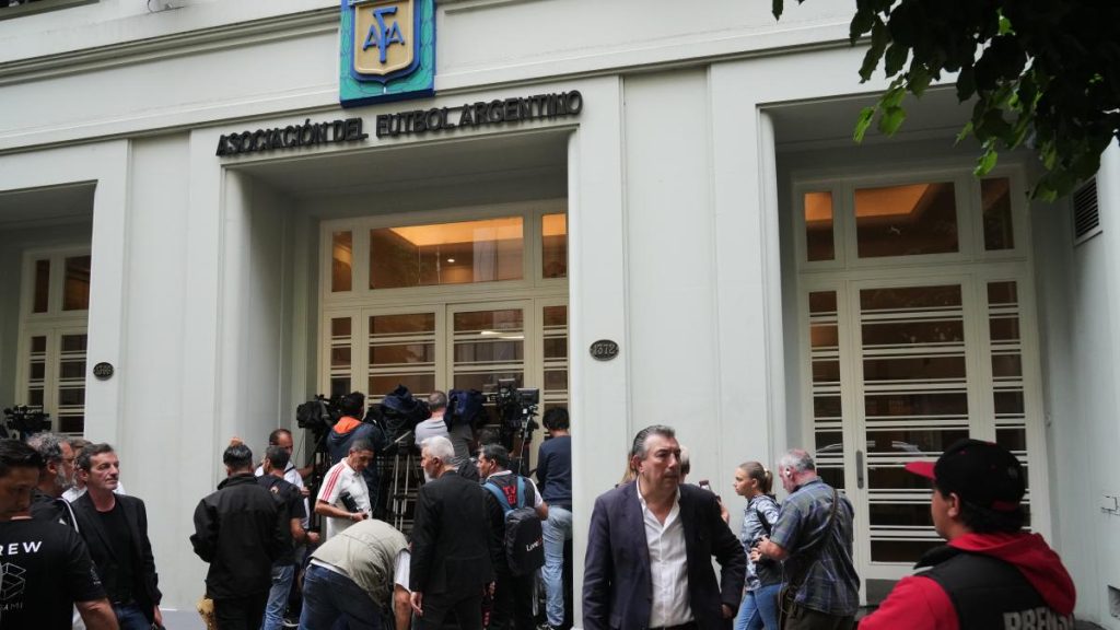 Searches in the AFA and in 17 Argentine clubs for alleged money laundering