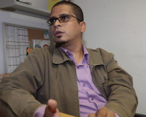 Sebin takes political scientist Nicmer Evans from his house "for an interview"