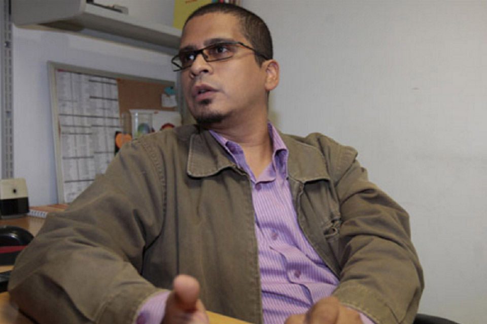 Sebin takes political scientist Nicmer Evans from his house "for an interview"