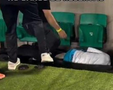 Seeing is believing! He jumps onto the field to ask Neymar for a photo and is about to kill another Santos player