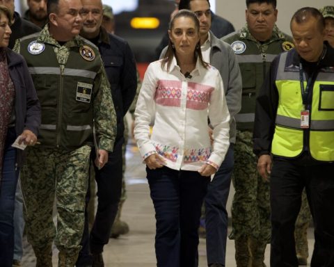 Sheinbaum leads Suburban Train test tour to AIFA