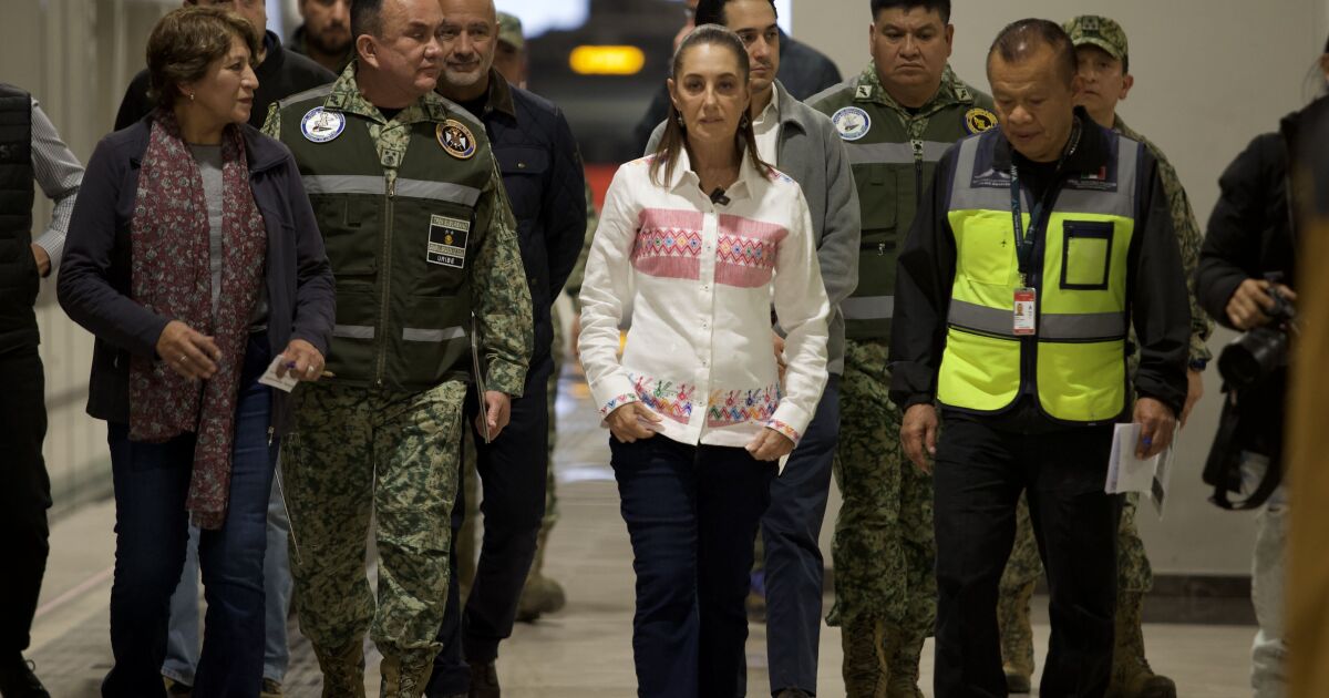 Sheinbaum leads Suburban Train test tour to AIFA