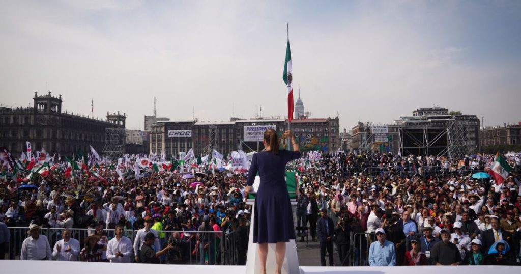 Sheinbaum shows "muscle" in the Zócalo, defends the achievements of the 4T and issues a warning