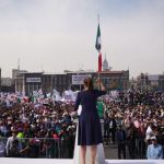 Sheinbaum shows "muscle" in the Zócalo, defends the achievements of the 4T and issues a warning