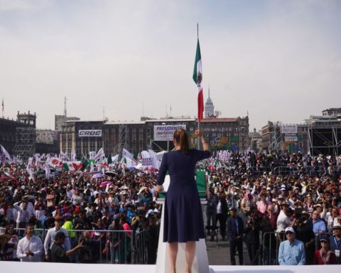 Sheinbaum shows "muscle" in the Zócalo, defends the achievements of the 4T and issues a warning