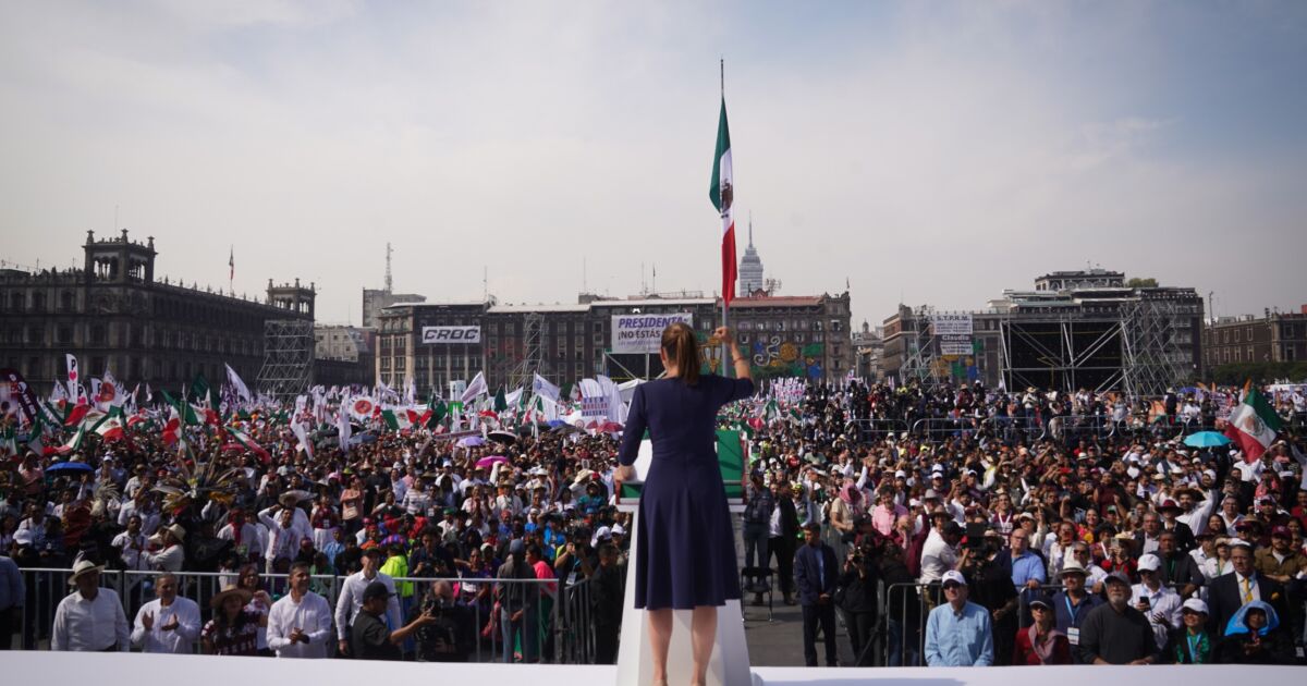 Sheinbaum shows "muscle" in the Zócalo, defends the achievements of the 4T and issues a warning