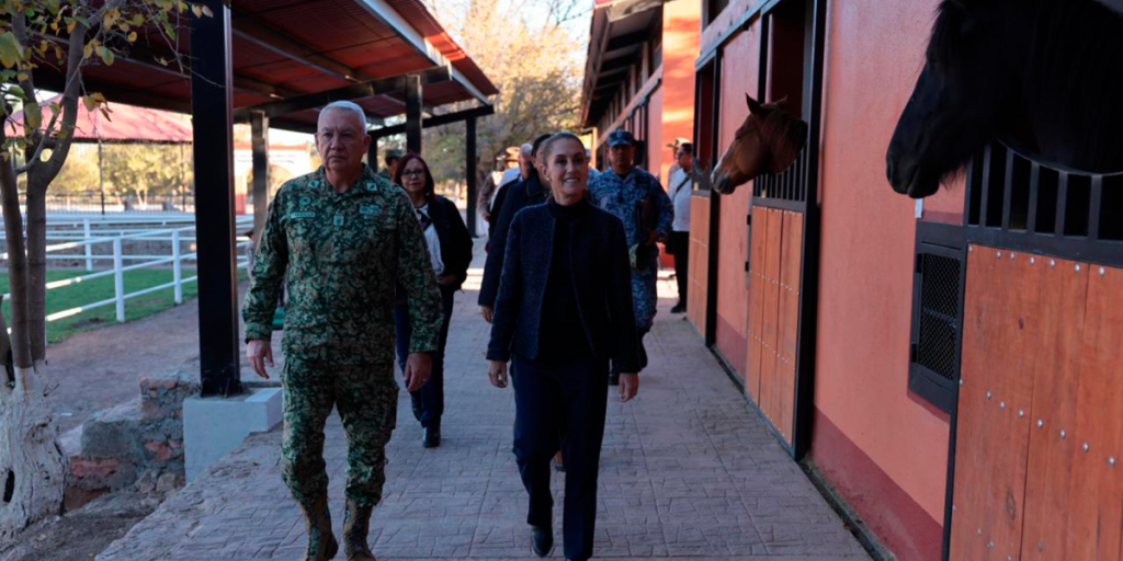 Sheinbaum tours the Santa Gertrudis military base during his work tour in Chihuahua