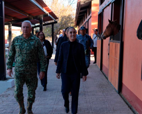 Sheinbaum tours the Santa Gertrudis military base during his work tour in Chihuahua
