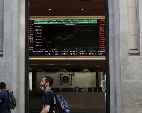 Stock market breaks record again and reaches 162 thousand points
