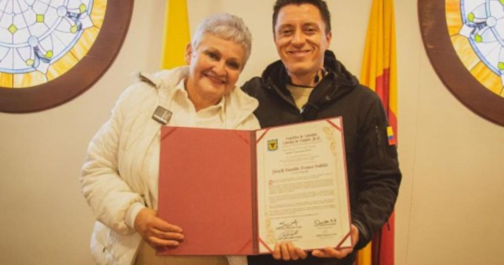 Street vendor who confronted hooded men was chosen Person of the Year by the Bogotá Council