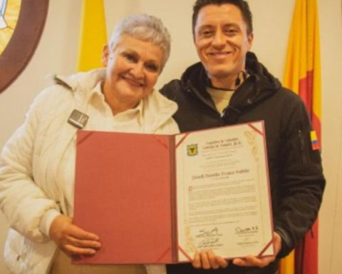 Street vendor who confronted hooded men was chosen Person of the Year by the Bogotá Council
