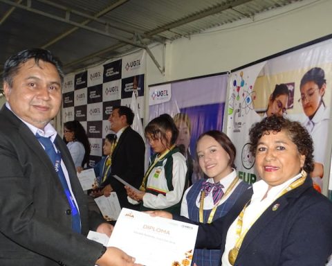 Students and teachers who win school competitions in Huánuco are awarded