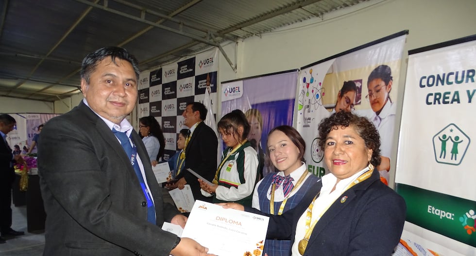Students and teachers who win school competitions in Huánuco are awarded