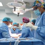 Surgeons from EsSalud Puno remove a giant 4.5 kilo ovarian tumor from a woman
