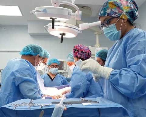 Surgeons from EsSalud Puno remove a giant 4.5 kilo ovarian tumor from a woman