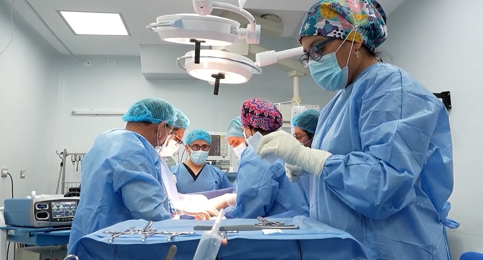 Surgeons from EsSalud Puno remove a giant 4.5 kilo ovarian tumor from a woman