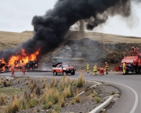 Tanker with fuel overturns and catches fire on the Arequipa - Cusco road (PHOTOS and VIDEO)
