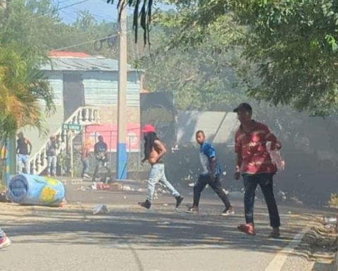 Tensión en Villa González: velan a joven arrollado por la Policía y estallan protestas