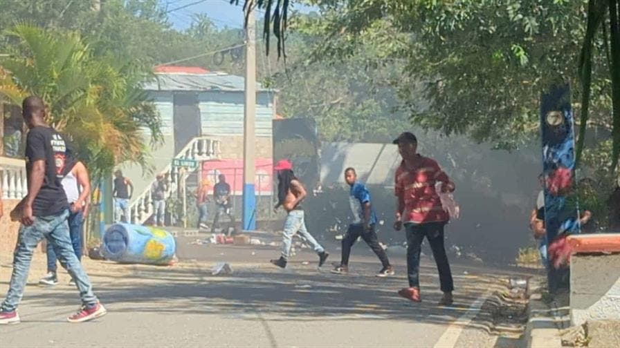 Tensión en Villa González: velan a joven arrollado por la Policía y estallan protestas