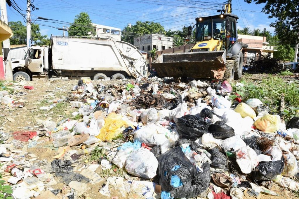 The Caasd removes tons of waste during cleaning of ravines in Greater Santo Domingo