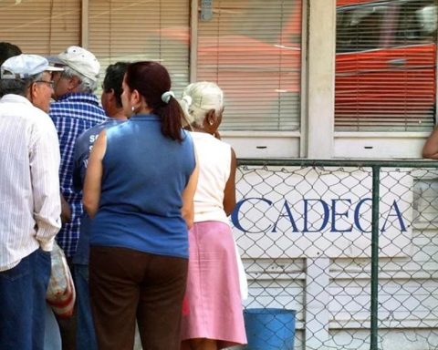 The Central Bank of Cuba sets the floating exchange rate at 410 pesos per one dollar