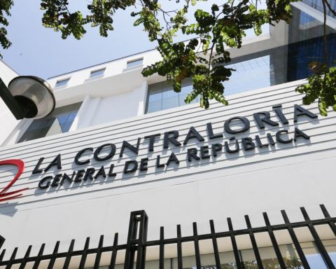 The Comptroller's Office is criticized for reading about Reactiva