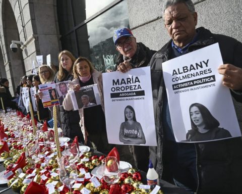 Presos políticos protesta mesa de los que esperan