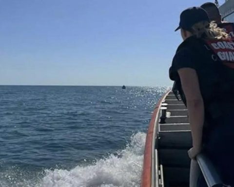 The US Coast Guard returns six rafters to Cuba