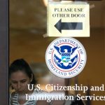 The US begins taking photos and biometrics of foreigners who enter and leave the country