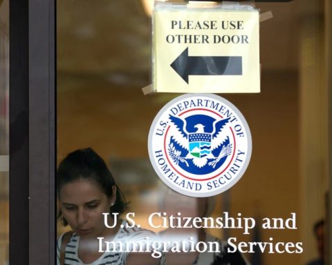 The US begins taking photos and biometrics of foreigners who enter and leave the country